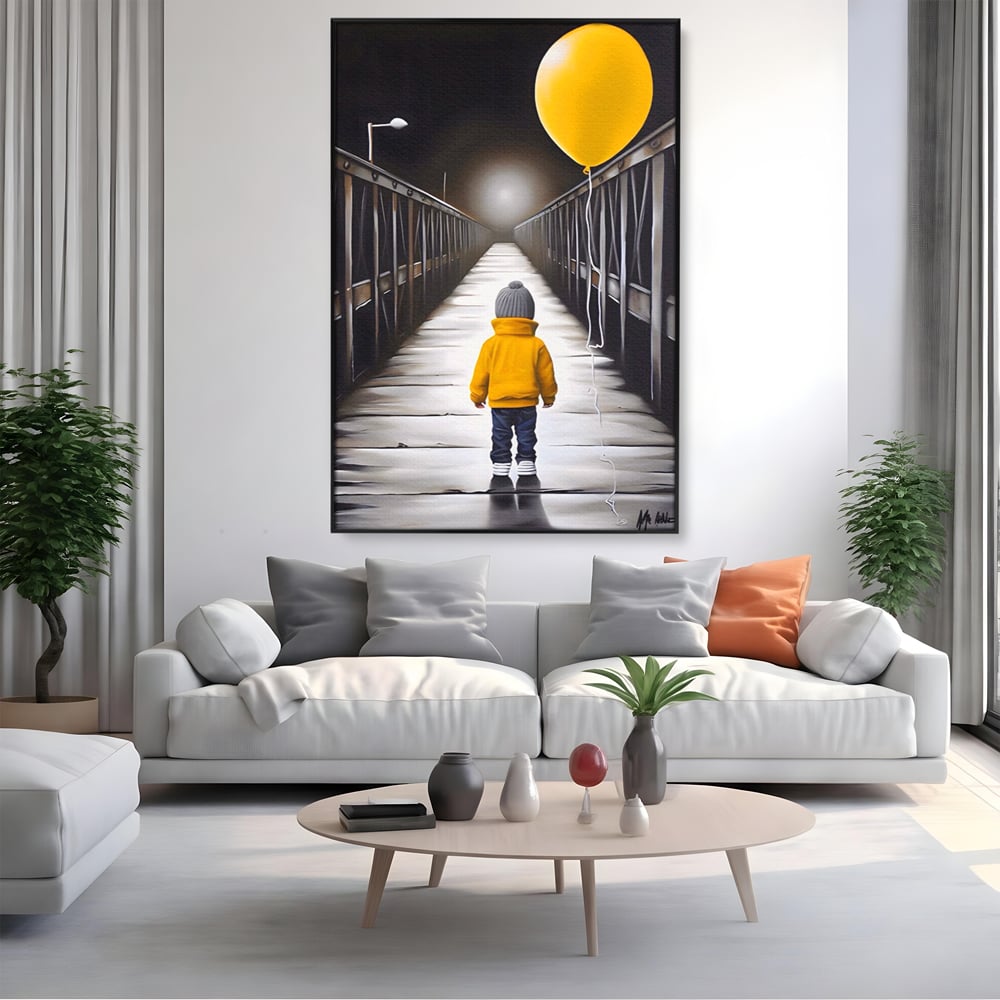 Tablou canvas cu tablou canvas cu un copil si balon galben pe pod, in rama de aluminiu negru, pe perete intr-un living