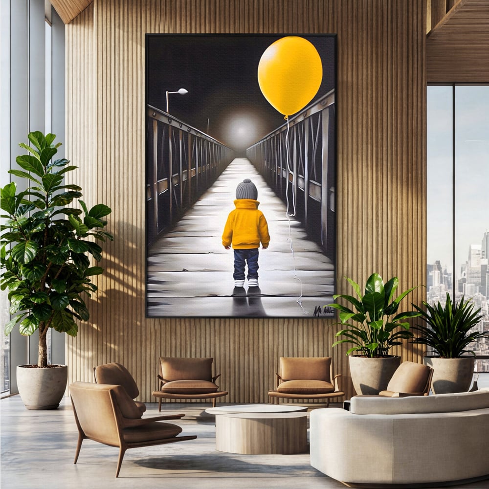 Tablou canvas cu tablou canvas cu un copil si balon galben pe pod, in rama de aluminiu negru, pe perete intr-un birou