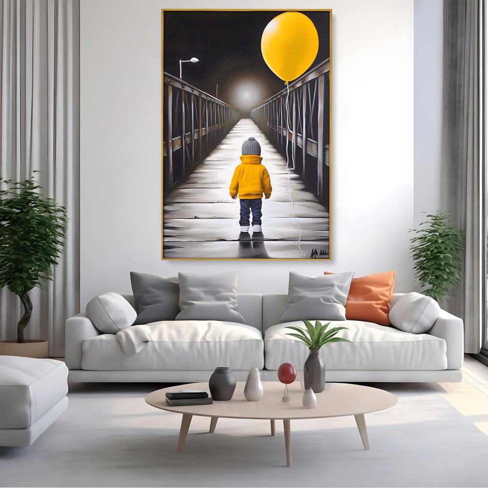 Tablou canvas cu tablou canvas cu un copil si balon galben pe pod, in rama de aluminiu auriu, pe perete intr-un living