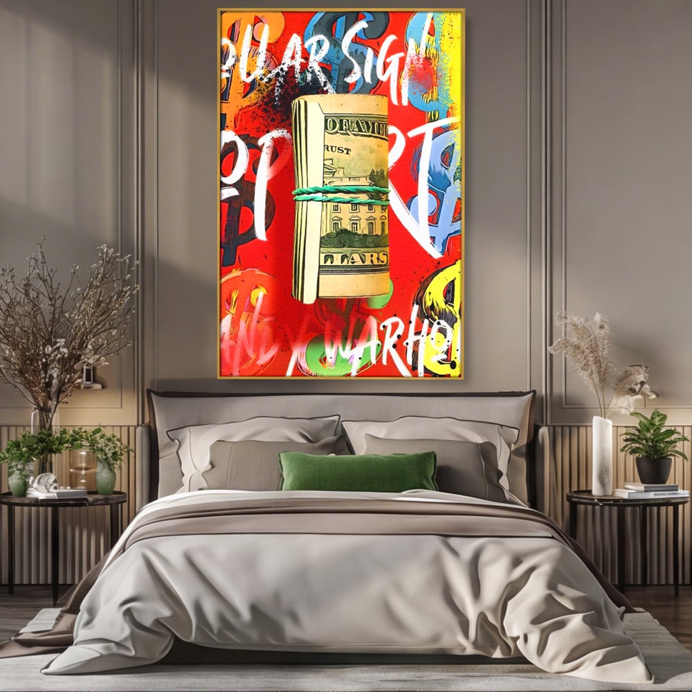 Tablou canvas cu tablou canvas cu teanc de dolari, in rama de aluminiu auriu, pe perete intr-un dormitor