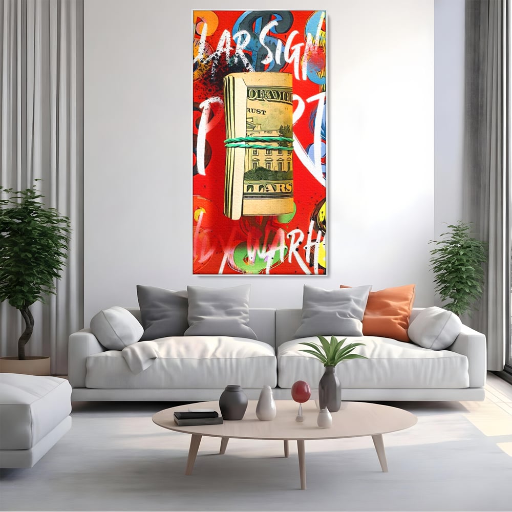 Tablou canvas cu tablou canvas cu teanc de dolari, in rama de aluminiu argintiu, pe perete intr-un living