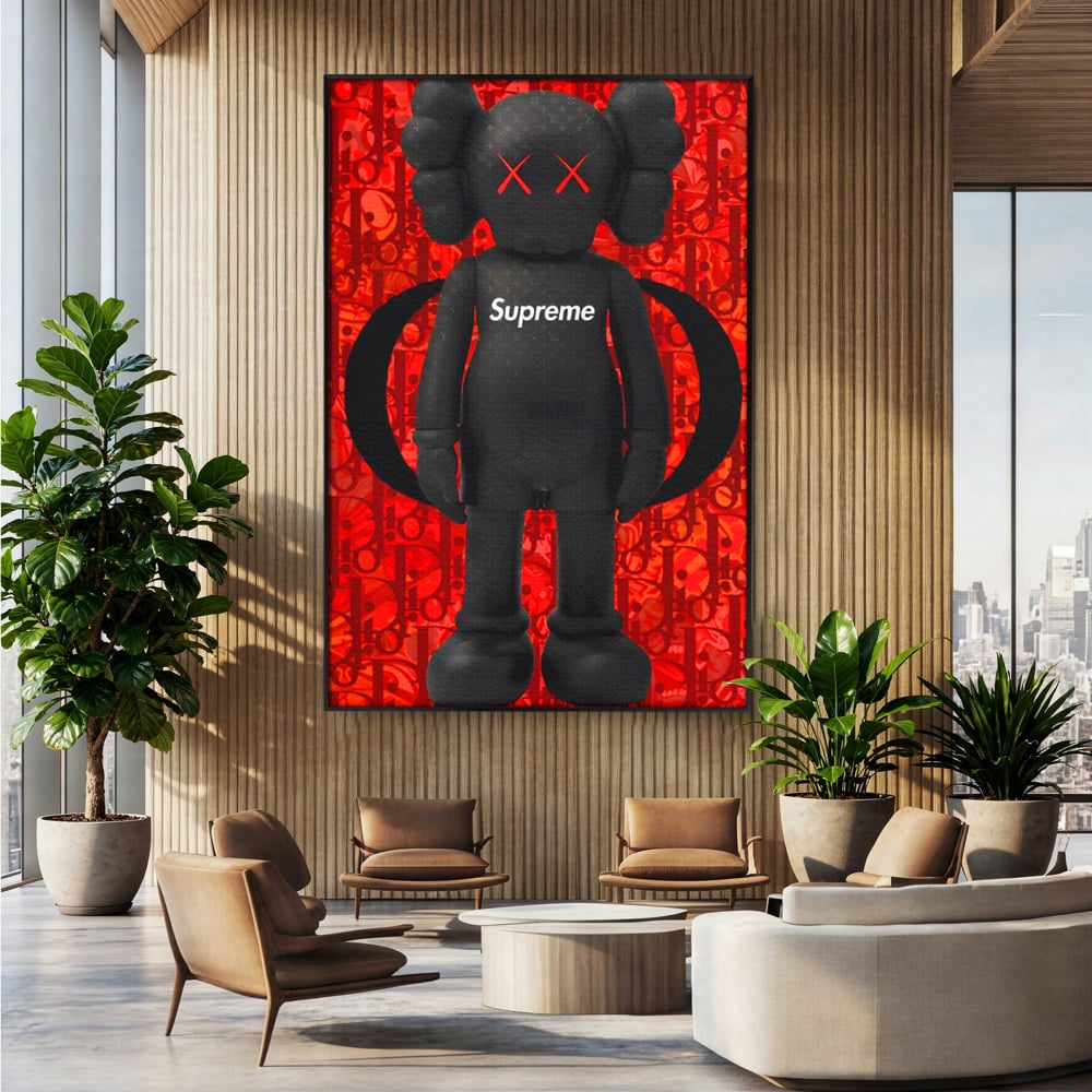 Tablou canvas cu tablou canvas cu robot negru supreme, in rama de aluminiu negru, pe perete intr-un birou