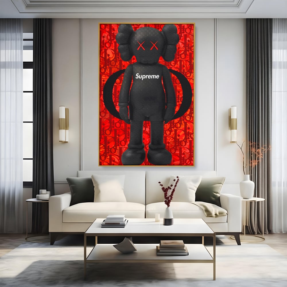 Tablou canvas cu tablou canvas cu robot negru supreme, in rama de aluminiu auriu, pe perete intr-un living