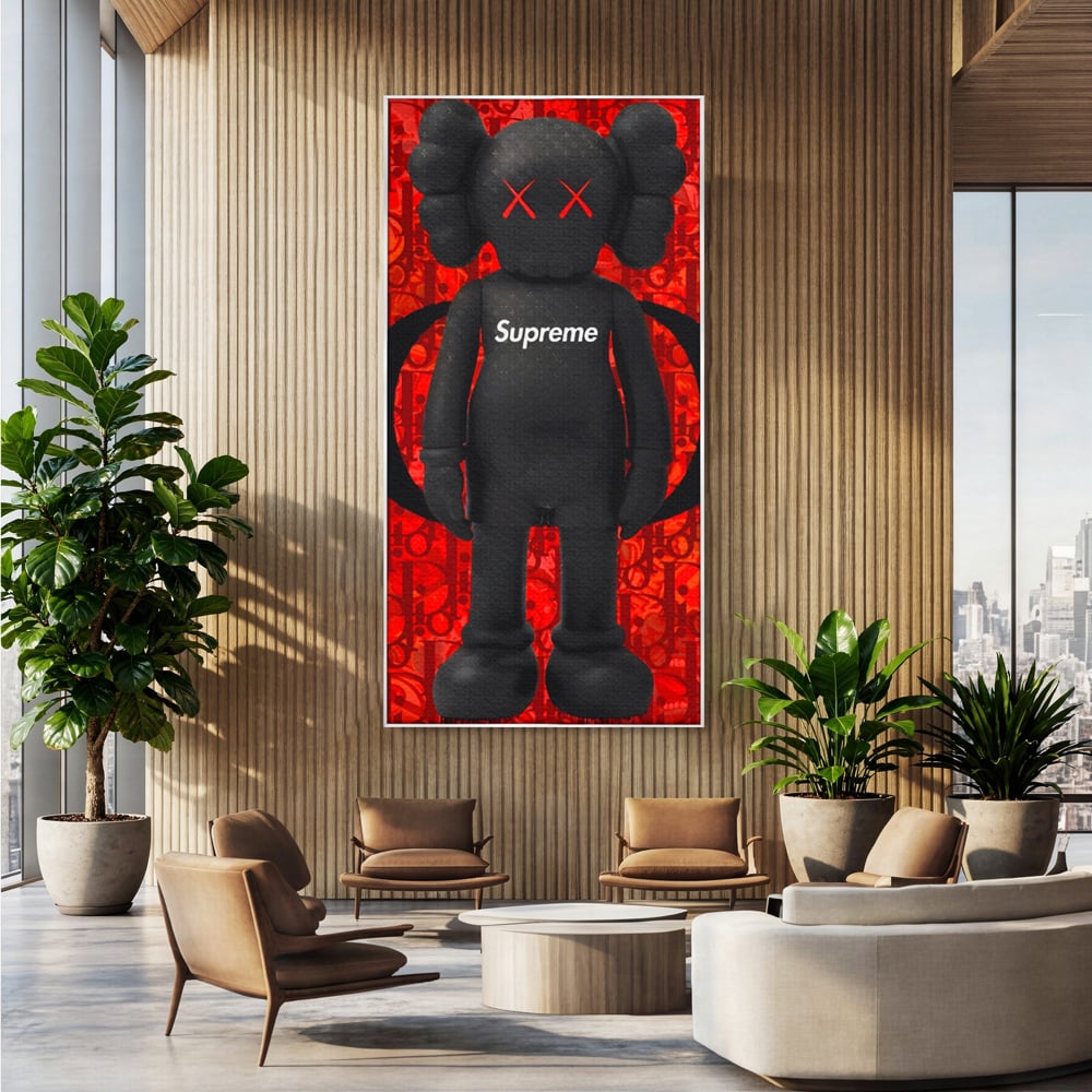 Tablou canvas cu tablou canvas cu robot negru supreme, in rama de aluminiu argintiu, pe perete intr-un birou
