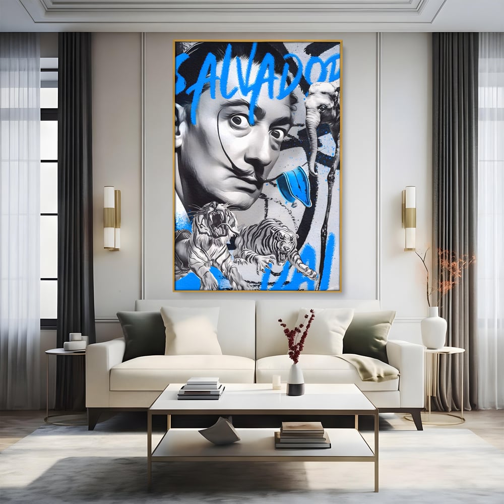 Tablou canvas cu tablou canvas cu salvador dali si tigri, in rama de aluminiu auriu, pe perete intr-un living