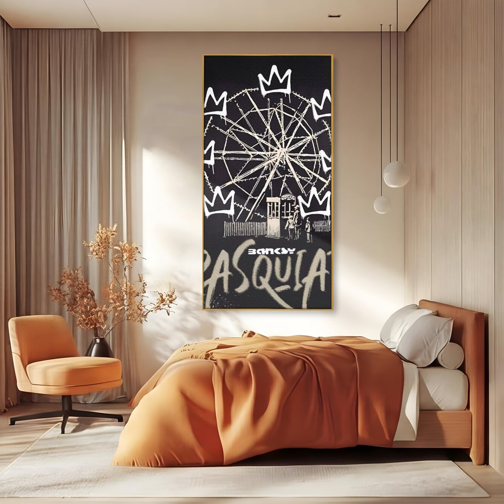 Tablou canvas cu tablou canvas cu graffiti banksy si roata, in rama de aluminiu auriu, pe perete intr-un dormitor