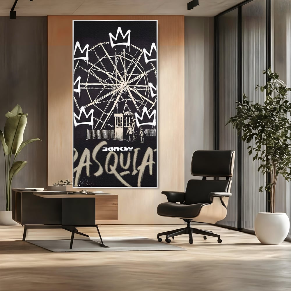 Tablou canvas cu tablou canvas cu graffiti banksy si roata, in rama de aluminiu argintiu, pe perete intr-un birou