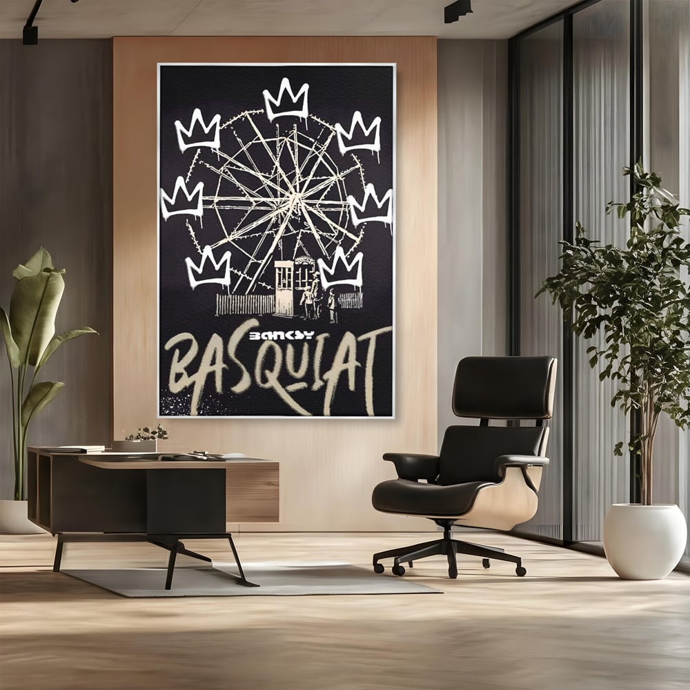 Tablou canvas cu tablou canvas cu graffiti banksy si roata, in rama de aluminiu argintiu, pe perete intr-un birou