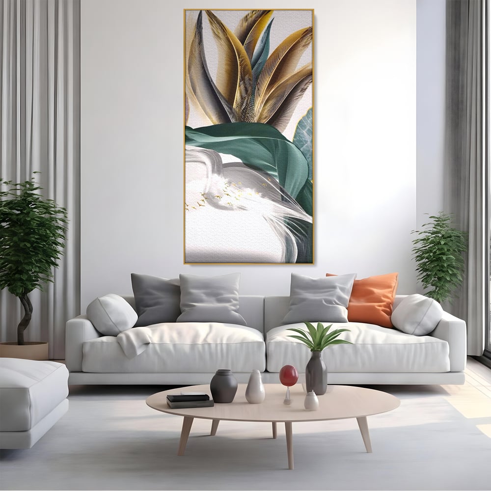 Tablou canvas cu tablou vertical cu pene si frunza, in rama de aluminiu auriu, pe perete intr-un living
