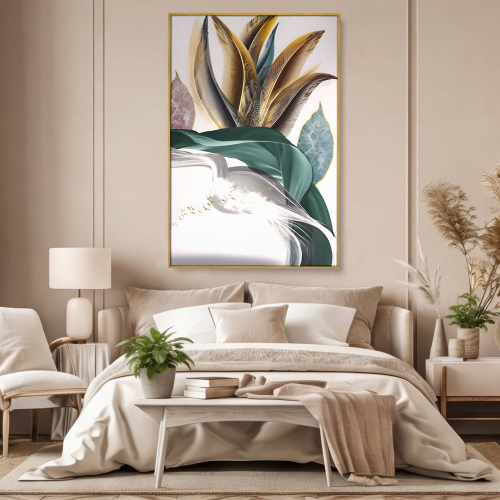 Tablou canvas cu tablou vertical cu pene si frunza, in rama de aluminiu auriu, pe perete intr-un dormitor