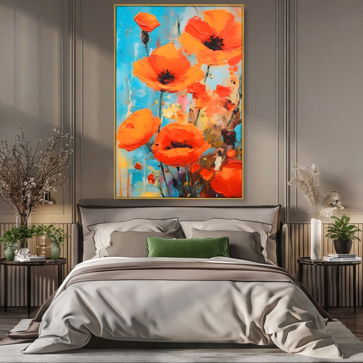 Tablou canvas cu pictura cu maci portocalii, in rama de aluminiu auriu, pe perete intr-un dormitor