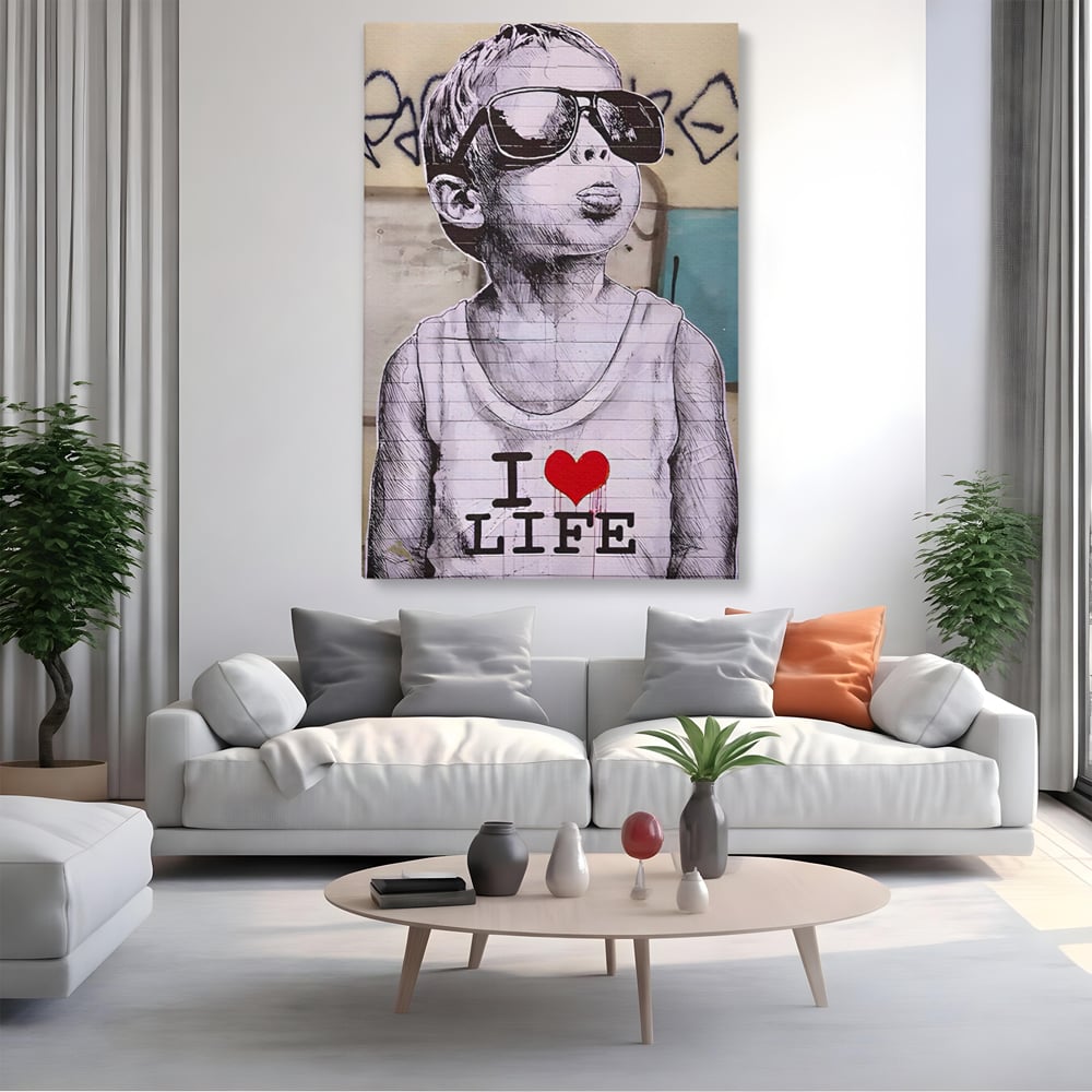 Tablou canvas cu tablou portret copil cu ochelari si inima, fara rama, pe sasiu de lemn, pe perete intr-un living