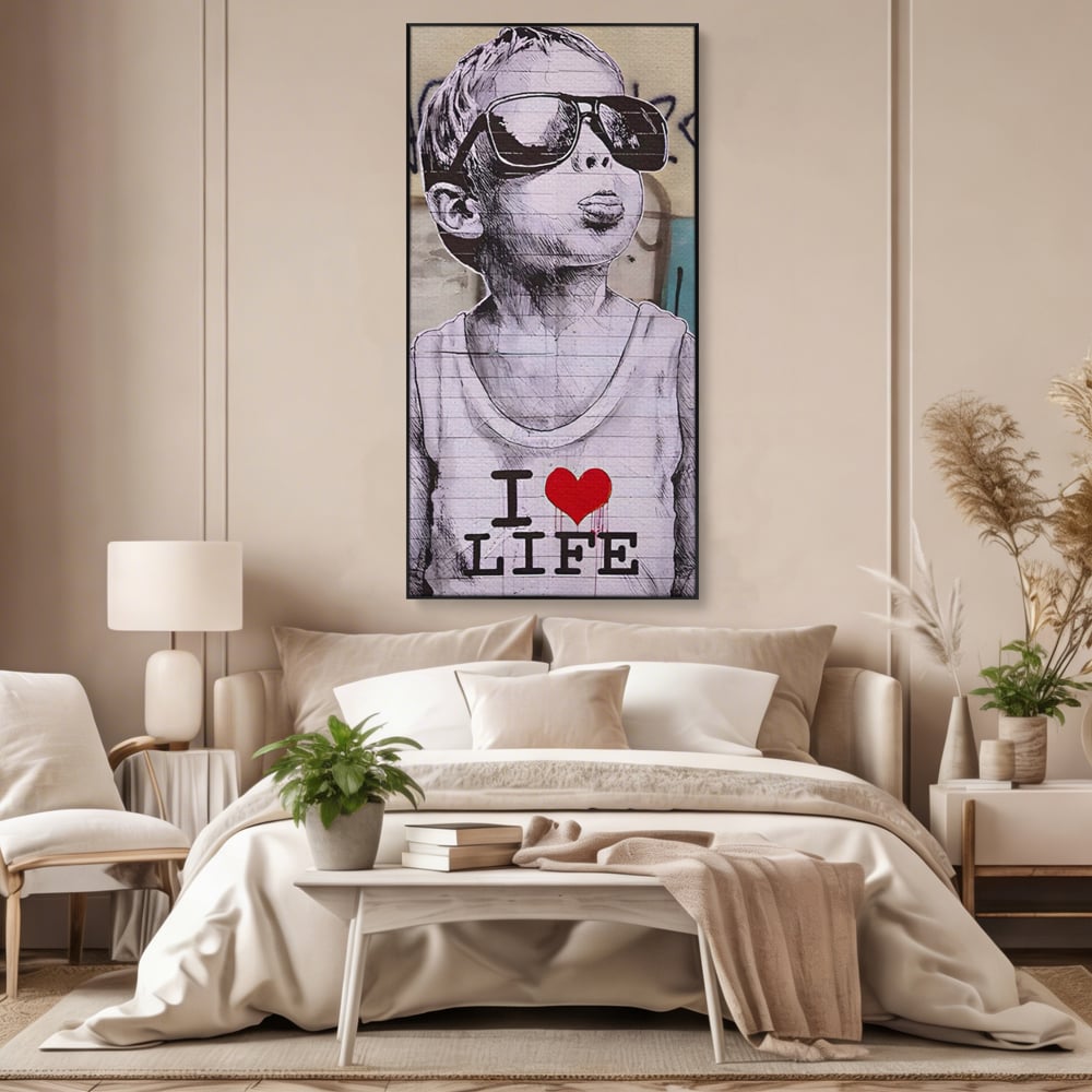 Tablou canvas cu tablou portret copil cu ochelari si inima, in rama de aluminiu negru, pe perete intr-un dormitor