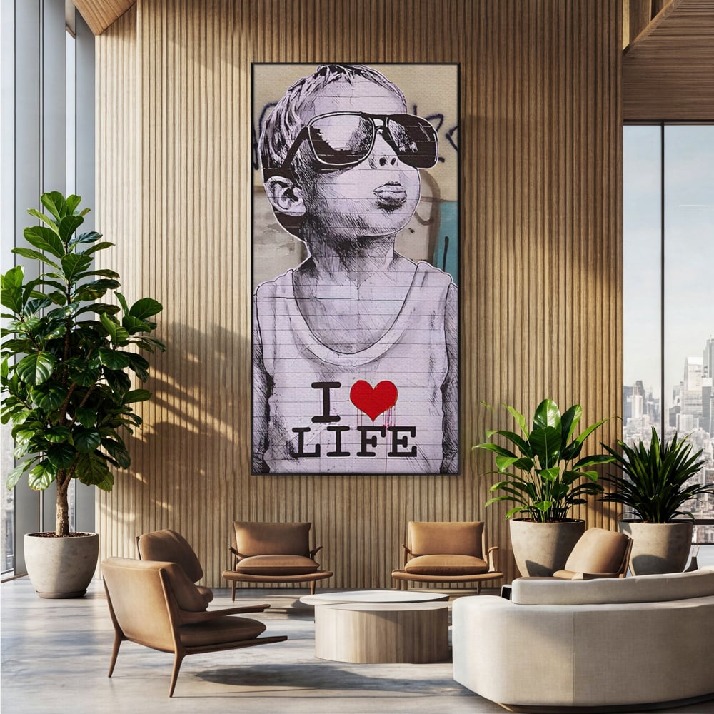 Tablou canvas cu tablou portret copil cu ochelari si inima, in rama de aluminiu negru, pe perete intr-un birou
