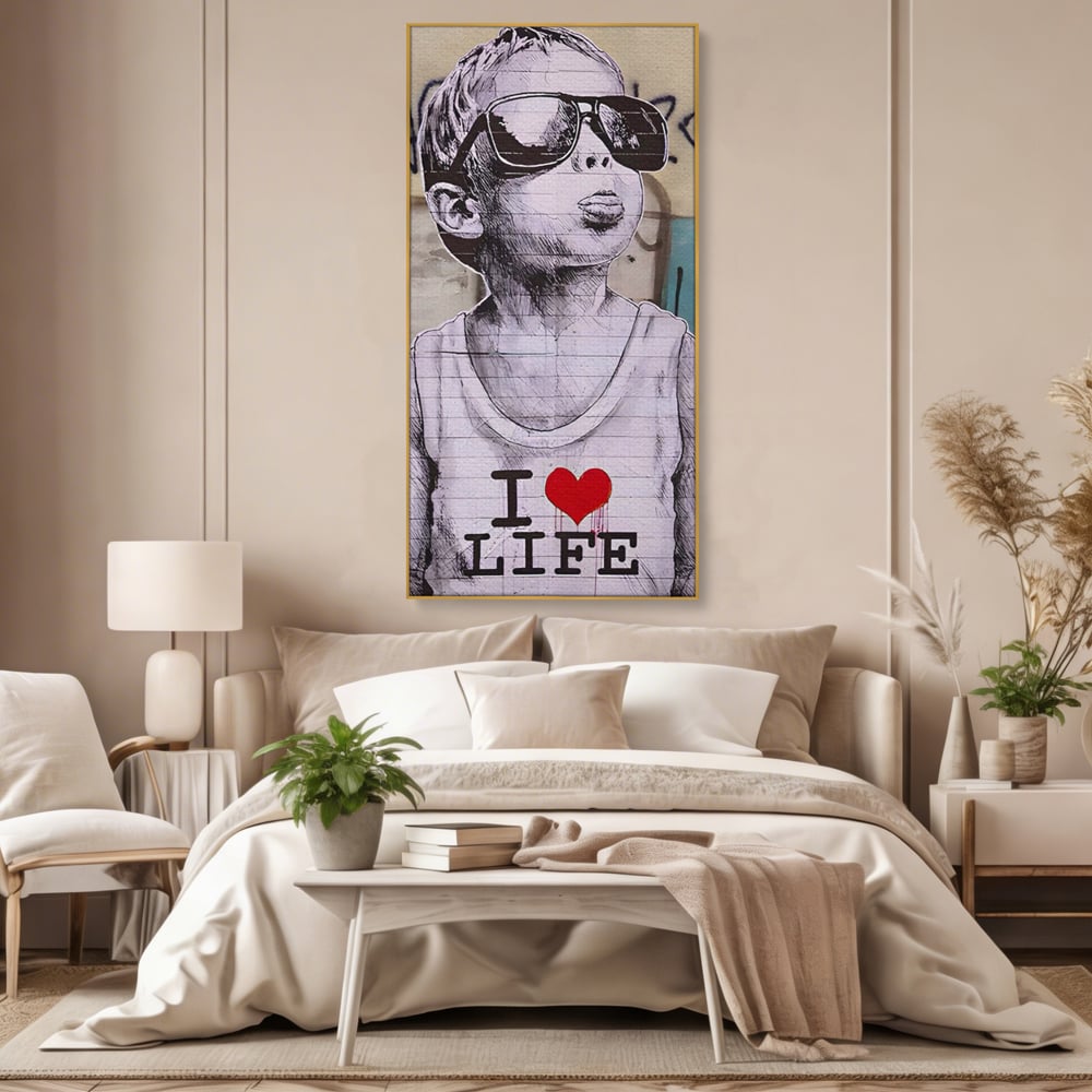 Tablou canvas cu tablou portret copil cu ochelari si inima, in rama de aluminiu auriu, pe perete intr-un dormitor
