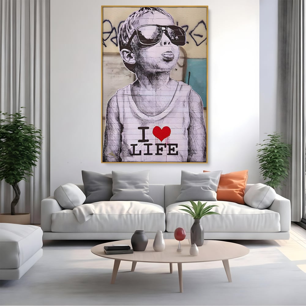 Tablou canvas cu tablou portret copil cu ochelari si inima, in rama de aluminiu auriu, pe perete intr-un living