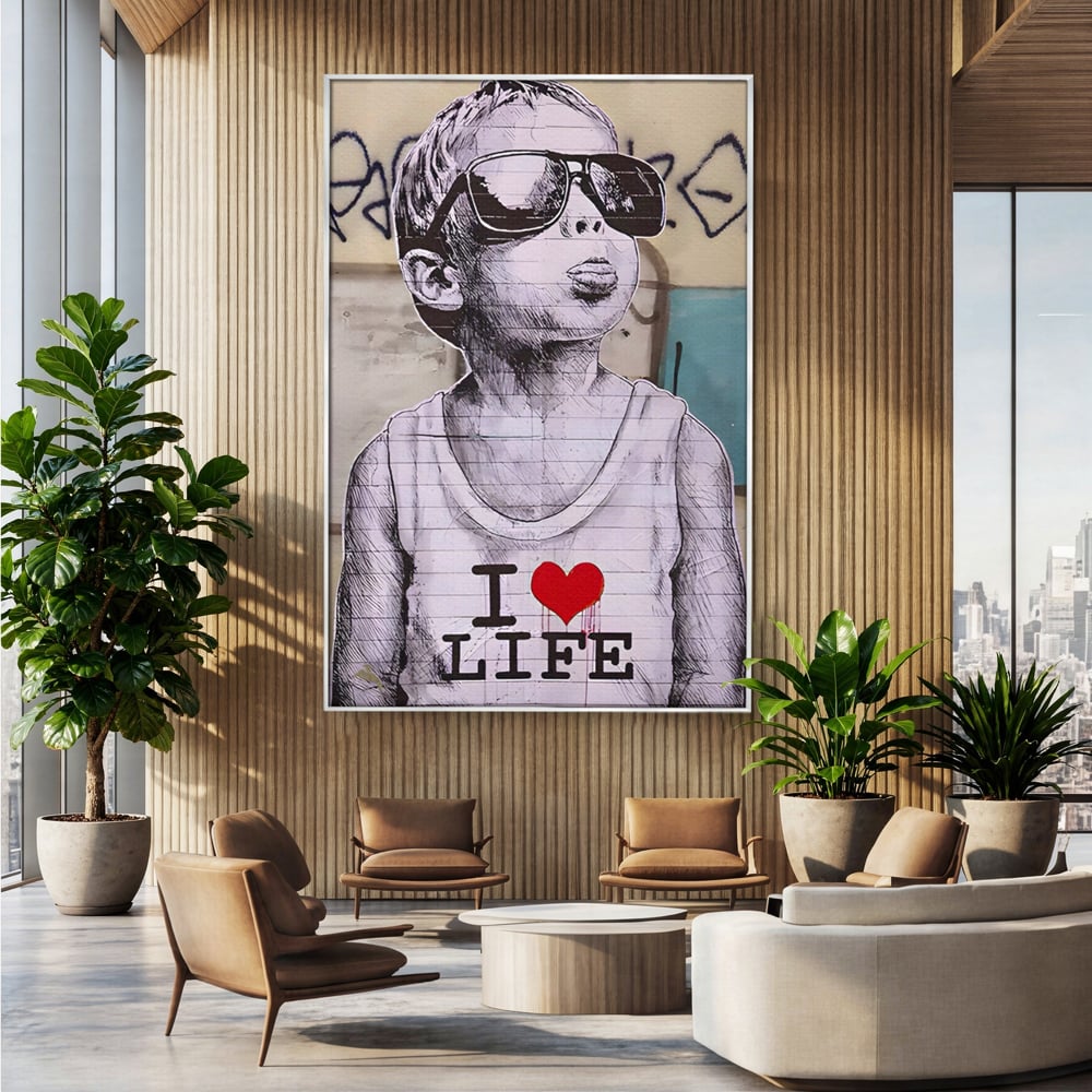 Tablou canvas cu tablou portret copil cu ochelari si inima, in rama de aluminiu argintiu, pe perete intr-un birou