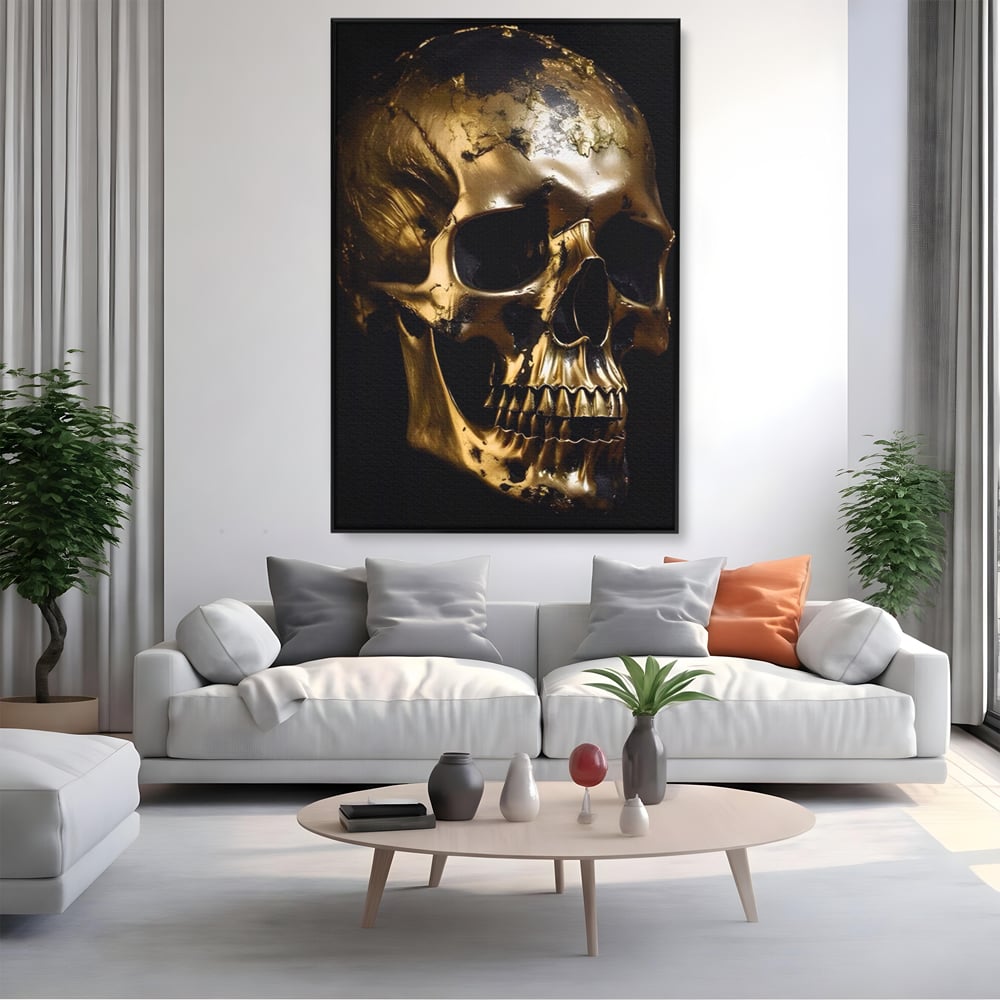 Tablou canvas cu tablou canvas cu craniu auriu, in rama de aluminiu negru, pe perete intr-un living