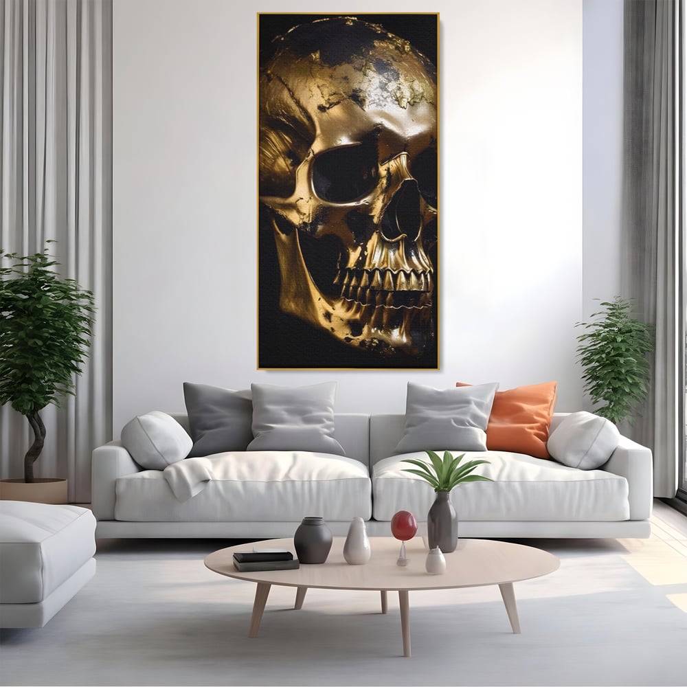 Tablou canvas cu tablou canvas cu craniu auriu, in rama de aluminiu auriu, pe perete intr-un living