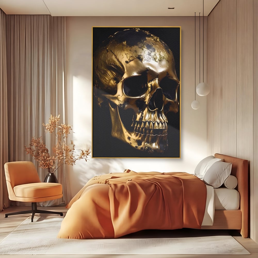 Tablou canvas cu tablou canvas cu craniu auriu, in rama de aluminiu auriu, pe perete intr-un dormitor
