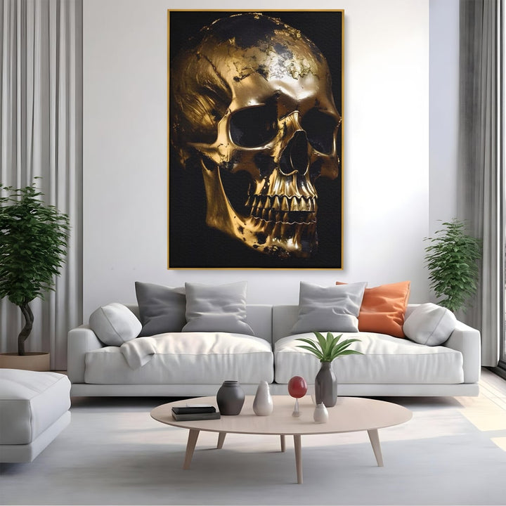 Tablou canvas cu tablou canvas cu craniu auriu, in rama de aluminiu auriu, pe perete intr-un living