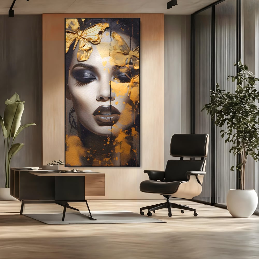 Tablou canvas cu tablou canvas cu portret de femeie si fluturi, in rama de aluminiu negru, pe perete intr-un birou