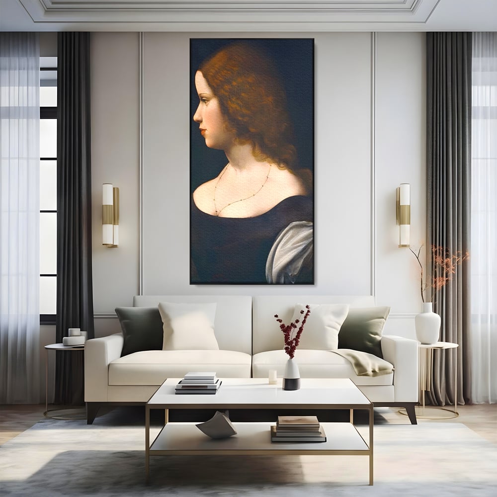 Tablou canvas cu tablou canvas cu portretul unei tinere, in rama de aluminiu negru, pe perete intr-un living
