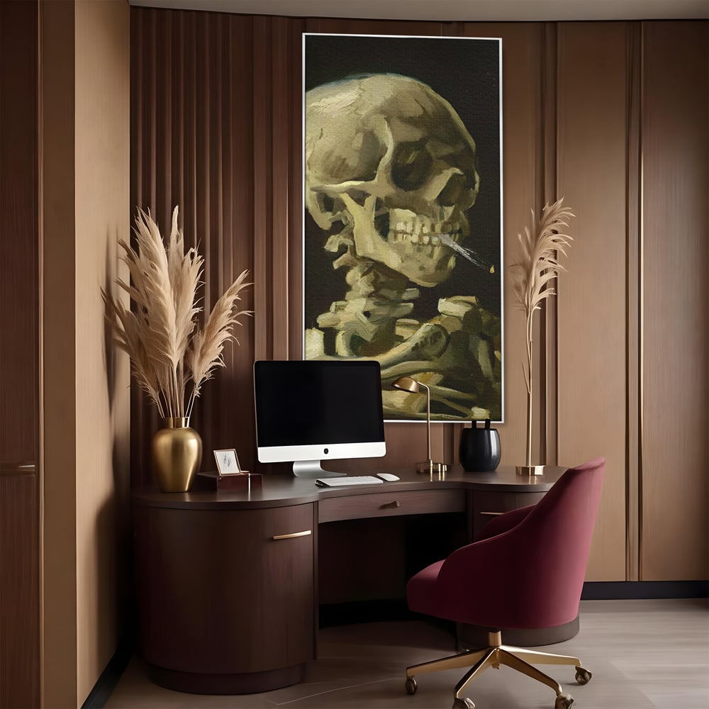 Tablou canvas cu pictura cu schelet care fumeaza, in rama de aluminiu argintiu, pe perete intr-un birou
