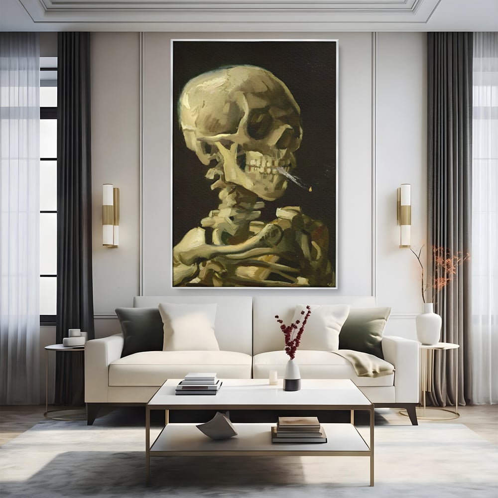 Tablou canvas cu pictura cu schelet care fumeaza, in rama de aluminiu argintiu, pe perete intr-un living