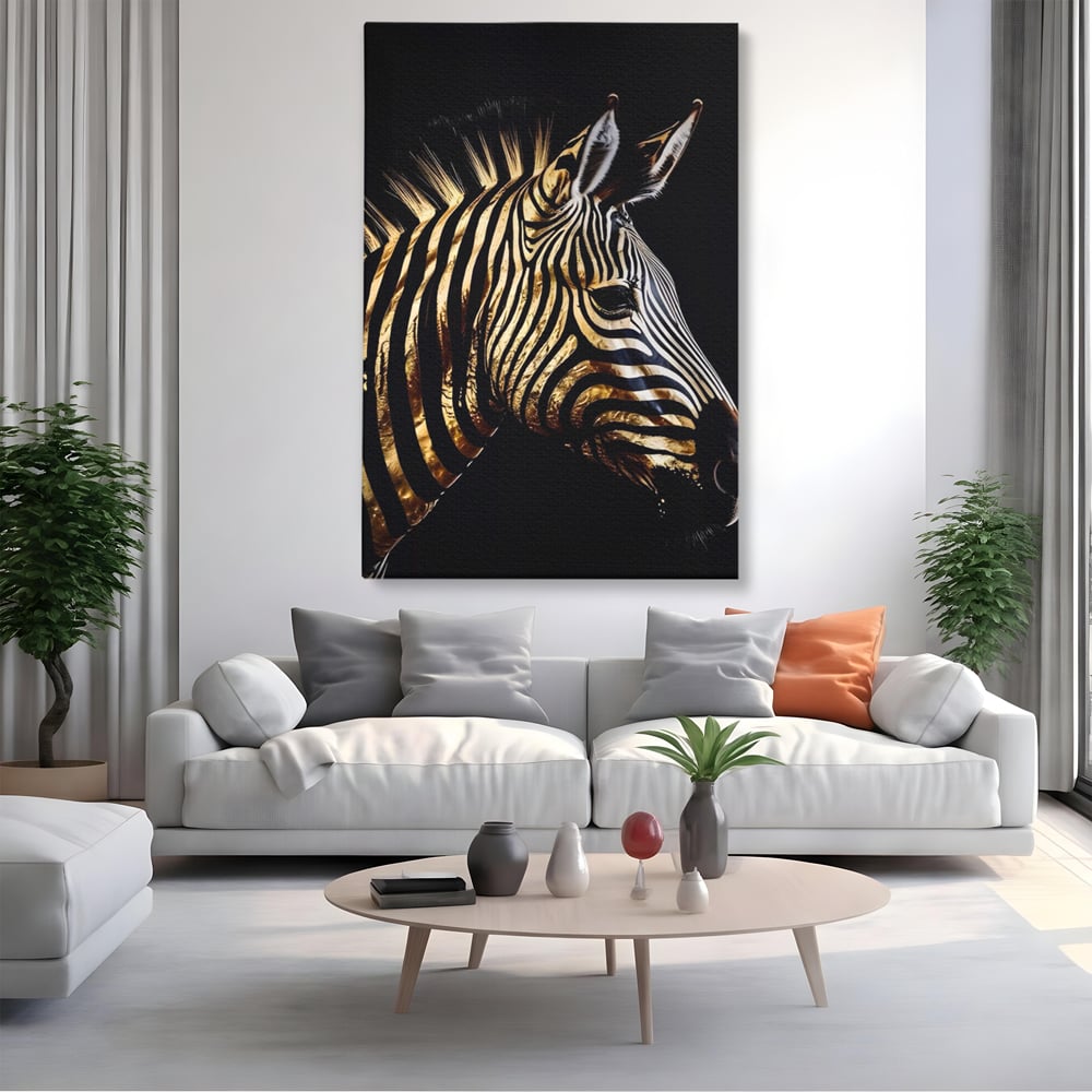 Tablou canvas cu tablou canvas cu cap de zebra aurie, fara rama, pe sasiu de lemn, pe perete intr-un living