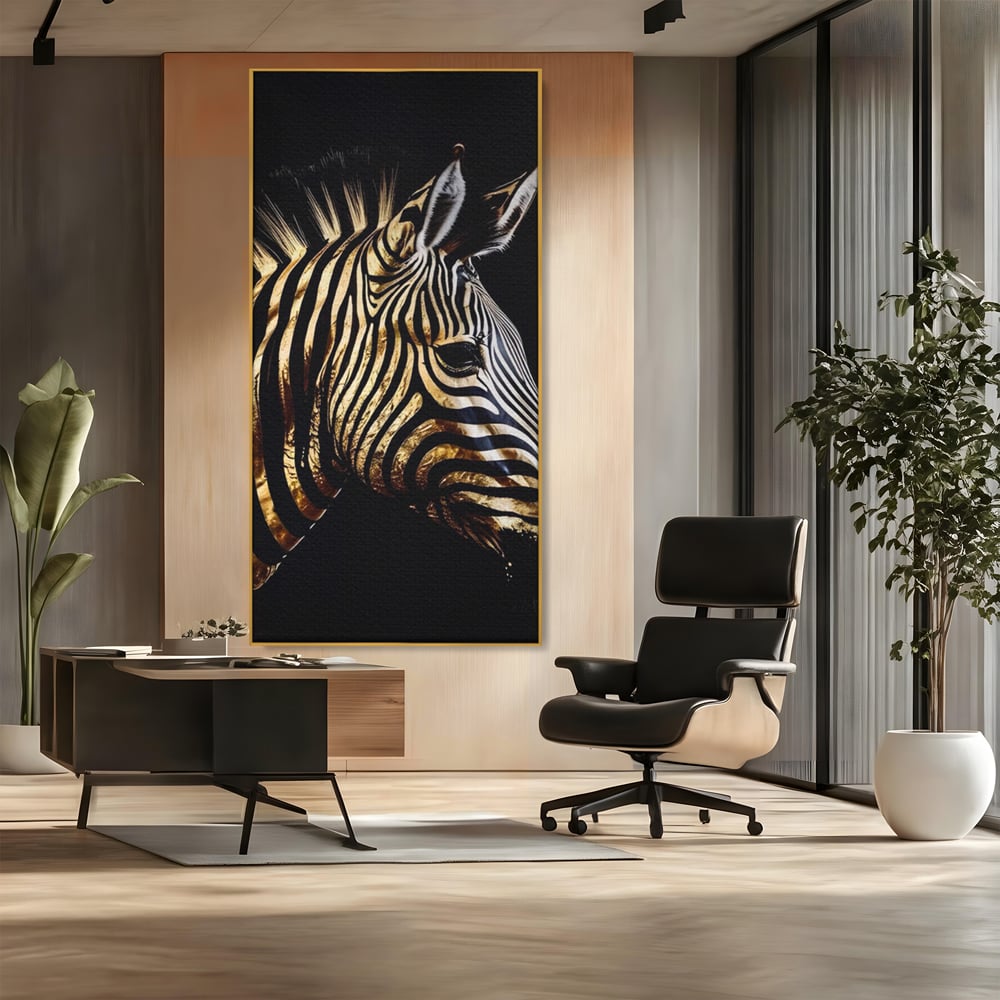 Tablou canvas cu tablou canvas cu cap de zebra aurie, in rama de aluminiu auriu, pe perete intr-un birou