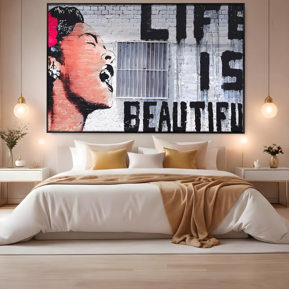 Tablou canvas cu tablou canvas cu femeie si graffiti, in rama de aluminiu negru, pe perete intr-un dormitor