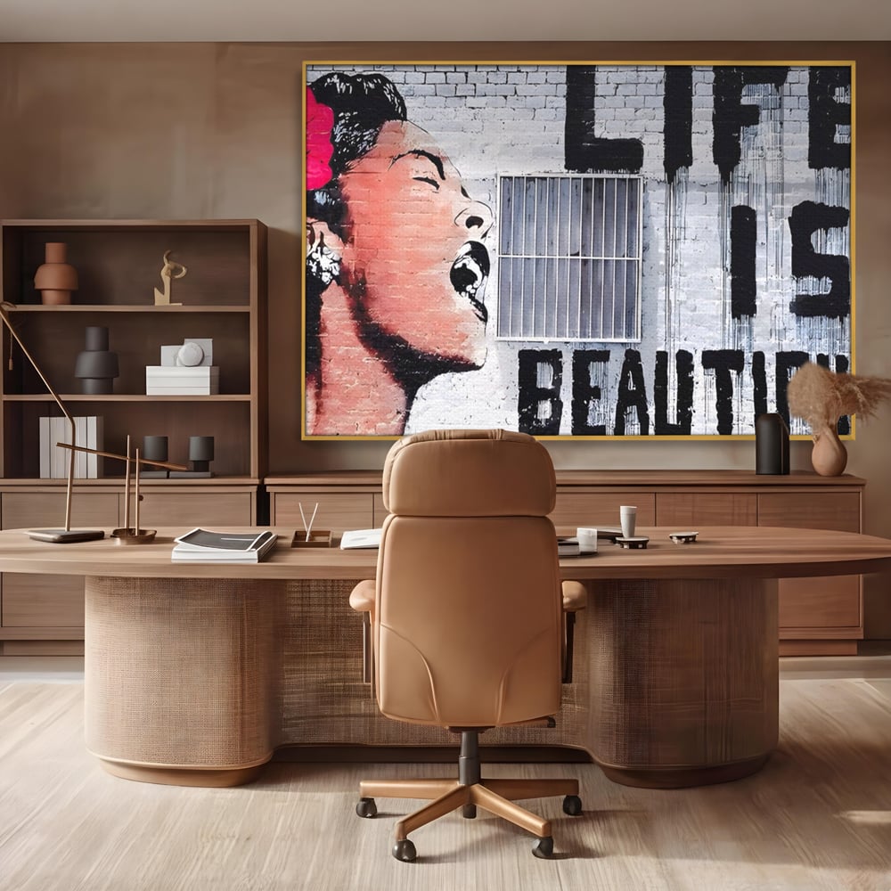 Tablou canvas cu tablou canvas cu femeie si graffiti, in rama de aluminiu auriu, pe perete intr-un birou