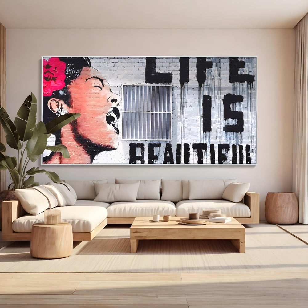 Tablou canvas cu tablou canvas cu femeie si graffiti, in rama de aluminiu argintiu, pe perete intr-un living