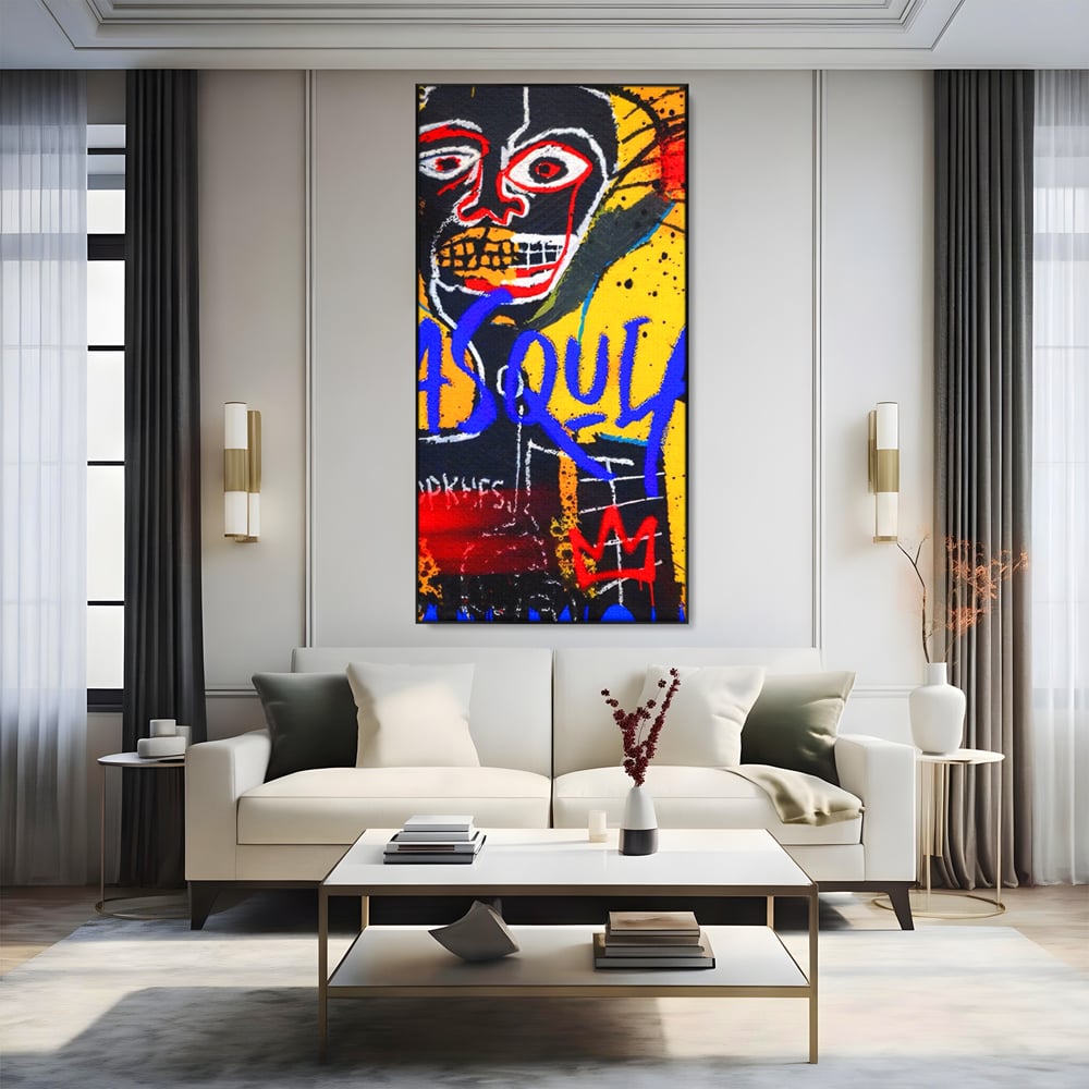 Tablou canvas cu tablou canvas cu portret stil graffiti, in rama de aluminiu negru, pe perete intr-un living