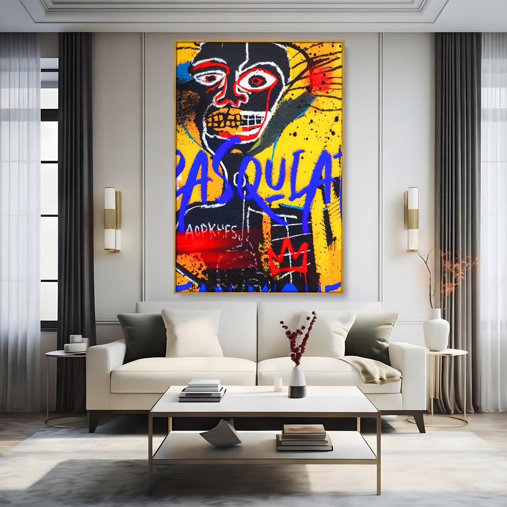 Tablou canvas cu tablou canvas cu portret stil graffiti, in rama de aluminiu auriu, pe perete intr-un living