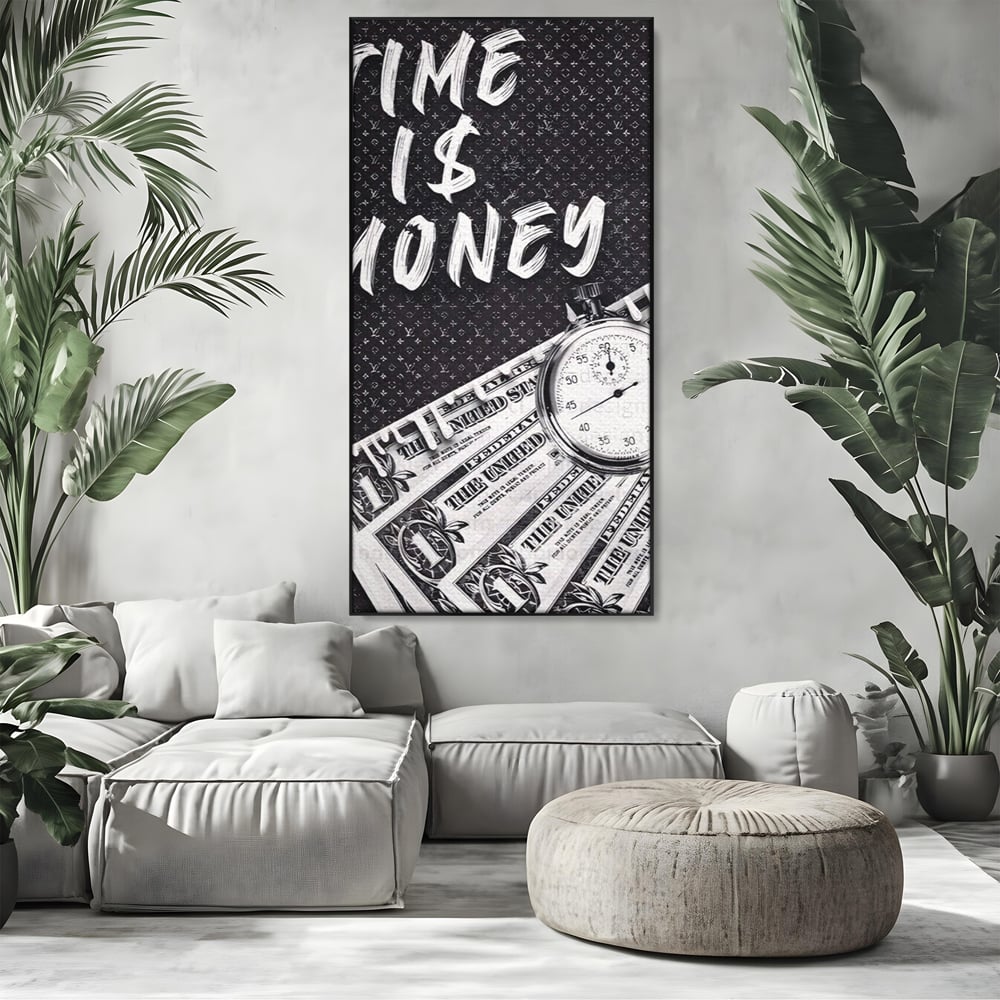 Tablou canvas cu tablou motivational cu bani si ceas, in rama de aluminiu negru, pe perete intr-un living