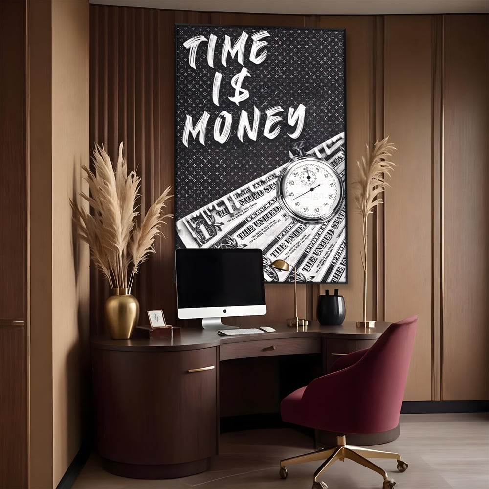 Tablou canvas cu tablou motivational cu bani si ceas, in rama de aluminiu negru, pe perete intr-un birou