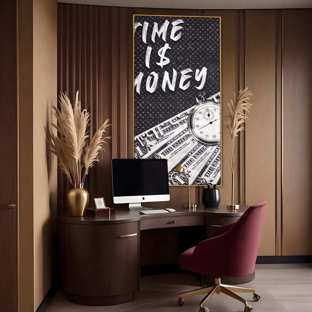 Tablou canvas cu tablou motivational cu bani si ceas, in rama de aluminiu auriu, pe perete intr-un birou
