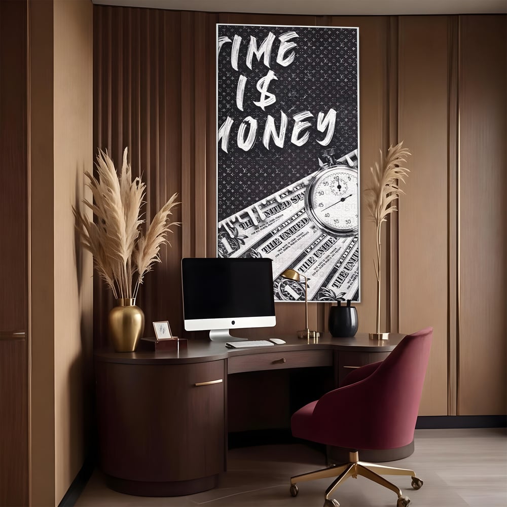 Tablou canvas cu tablou motivational cu bani si ceas, in rama de aluminiu argintiu, pe perete intr-un birou