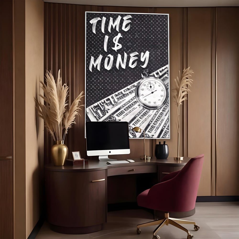 Tablou canvas cu tablou motivational cu bani si ceas, in rama de aluminiu argintiu, pe perete intr-un birou
