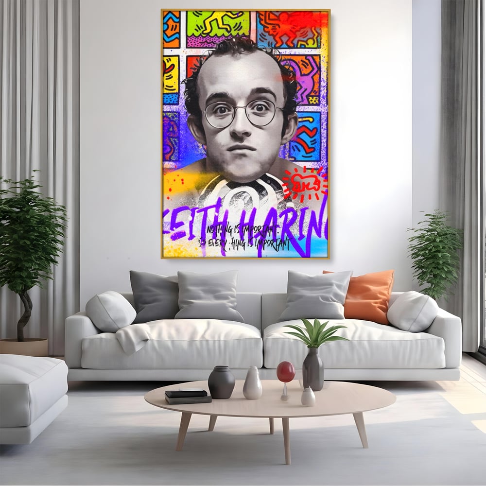 Tablou canvas cu tablou canvas cu portret alb negru si grafica keith haring, in rama de aluminiu auriu, pe perete intr-un living
