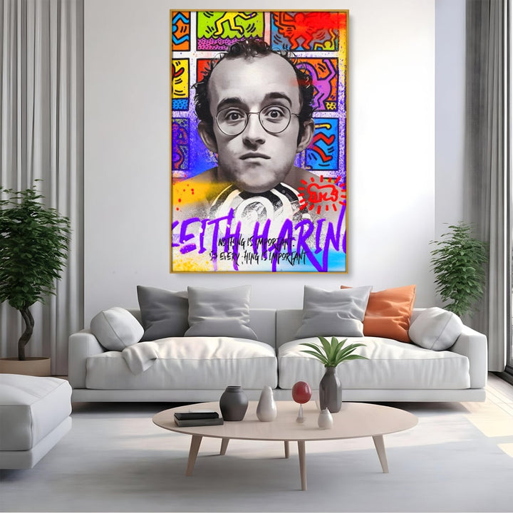 Tablou canvas cu tablou canvas cu portret alb negru si grafica keith haring, in rama de aluminiu auriu, pe perete intr-un living