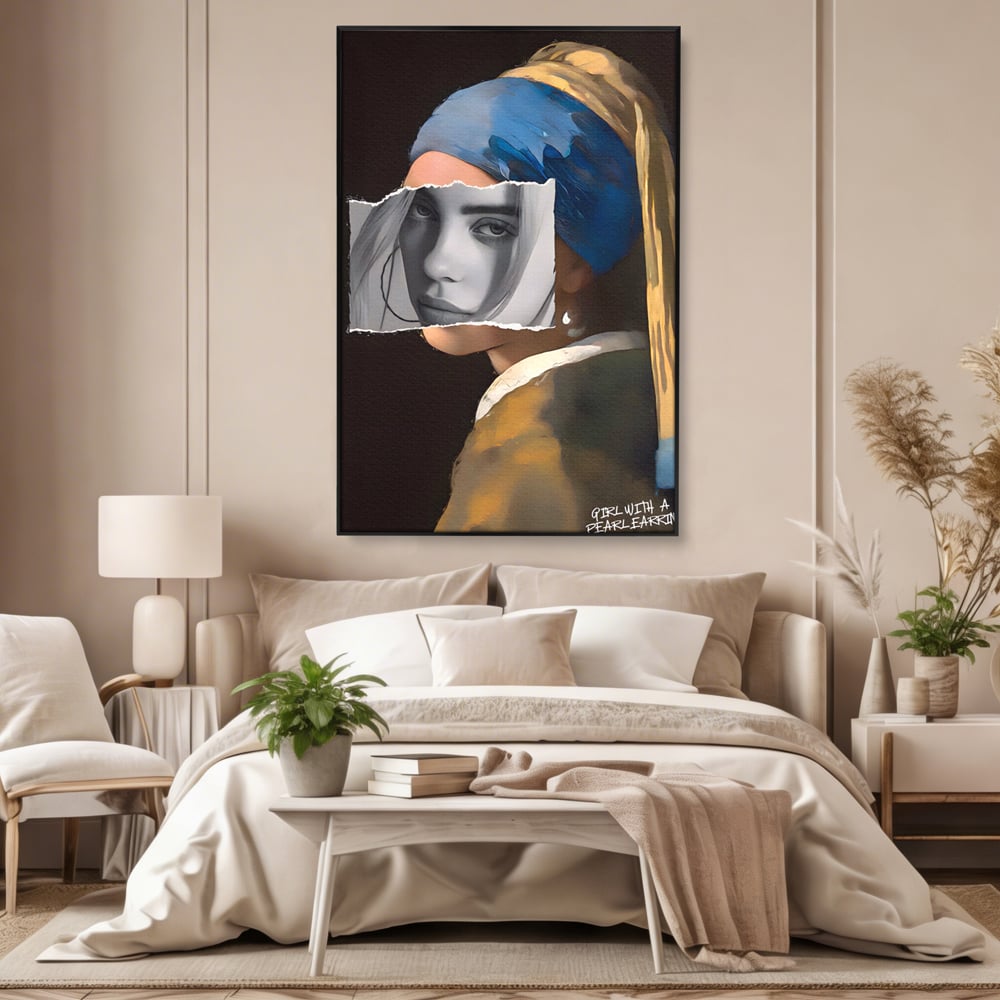 Tablou canvas cu tablou canvas portret feminin modern, in rama de aluminiu negru, pe perete intr-un dormitor