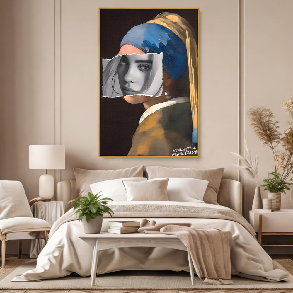 Tablou canvas cu tablou canvas portret feminin modern, in rama de aluminiu auriu, pe perete intr-un dormitor