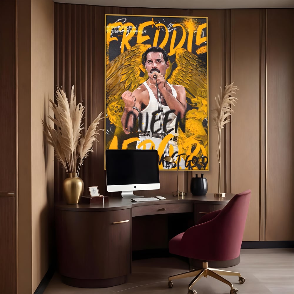 Tablou canvas cu tablou canvas cu freddie mercury, in rama de aluminiu auriu, pe perete intr-un birou