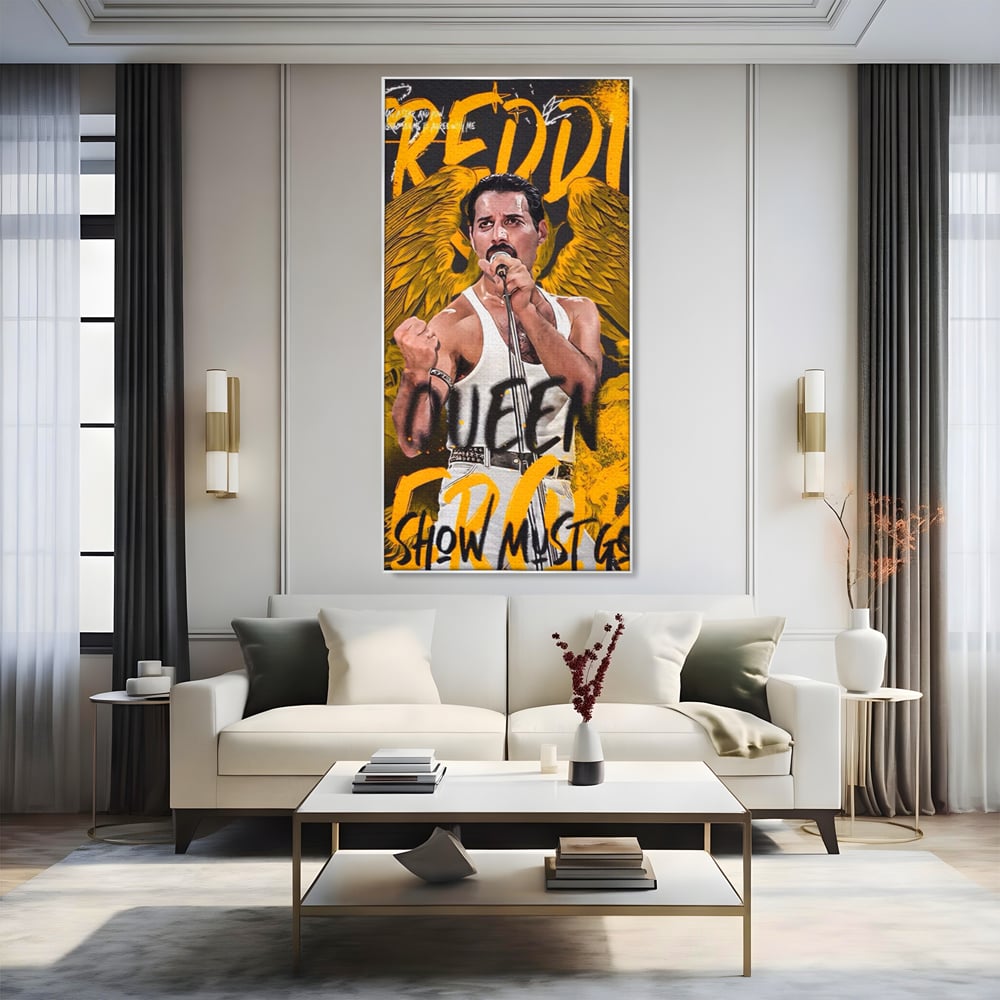 Tablou canvas cu tablou canvas cu freddie mercury, in rama de aluminiu argintiu, pe perete intr-un living