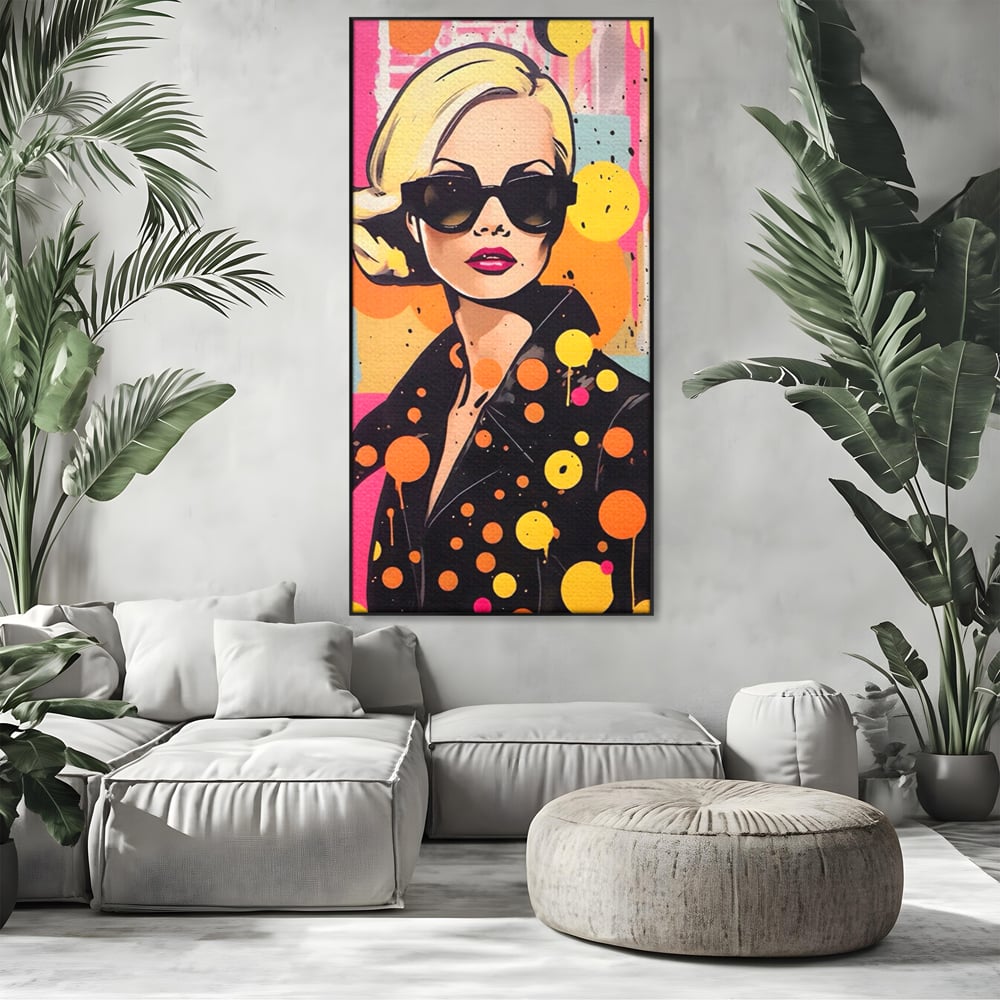 Tablou canvas cu tablou canvas portret femeie ochelari, in rama de aluminiu negru, pe perete intr-un living