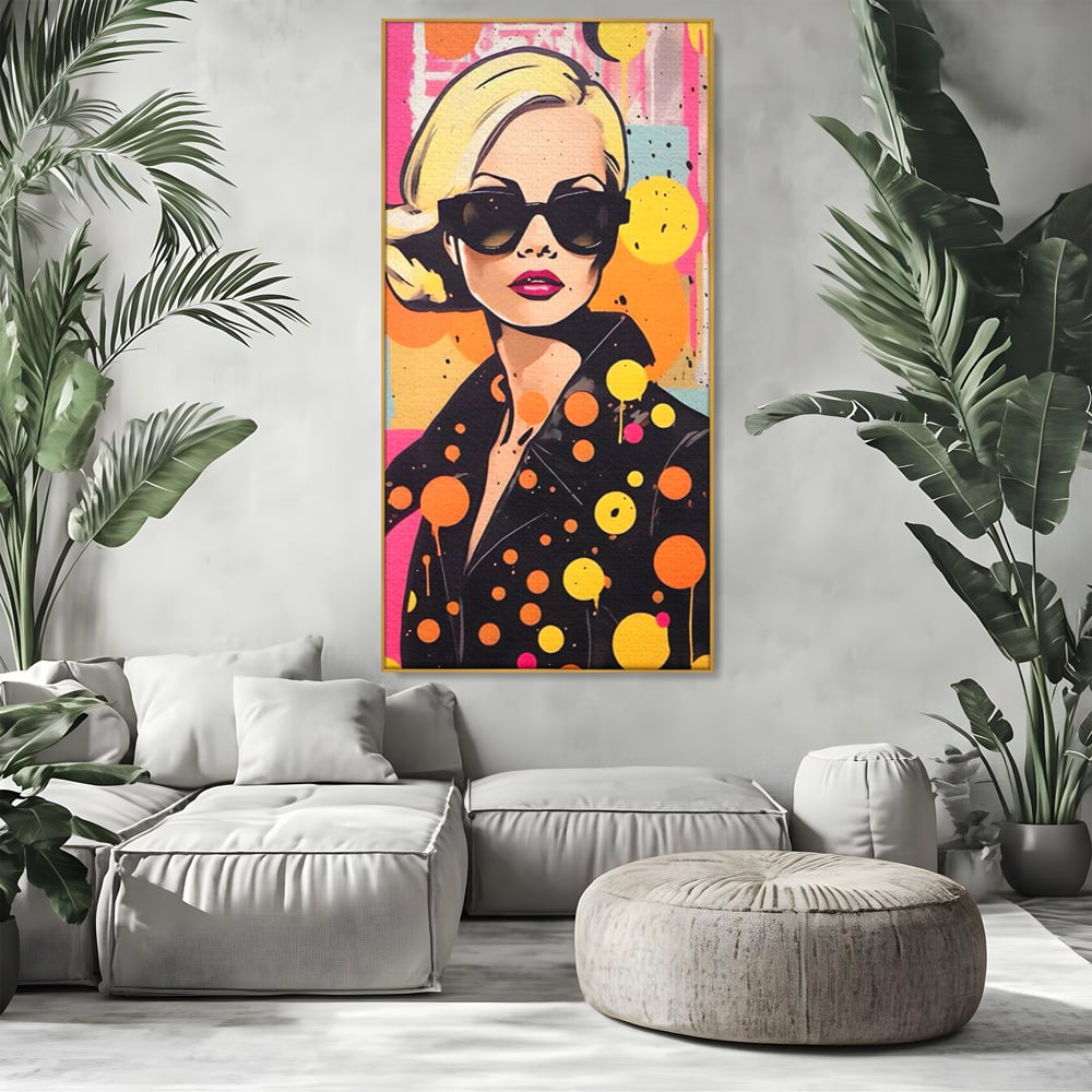 Tablou canvas cu tablou canvas portret femeie ochelari, in rama de aluminiu auriu, pe perete intr-un living