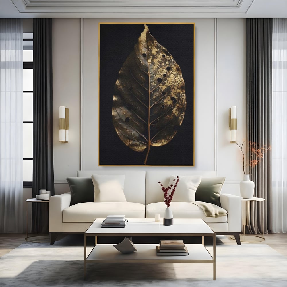 Tablou canvas cu tablou canvas cu frunza uscata, in rama de aluminiu auriu, pe perete intr-un living